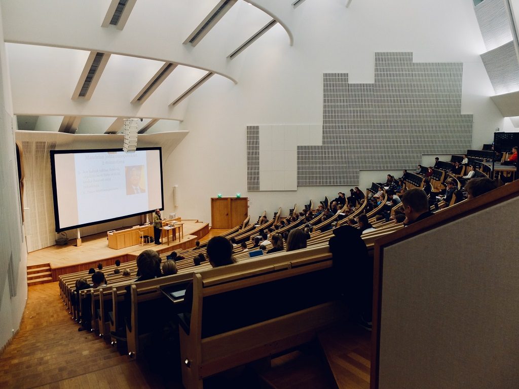 The role ofLecture room in a University quality emotional relationships in learning 