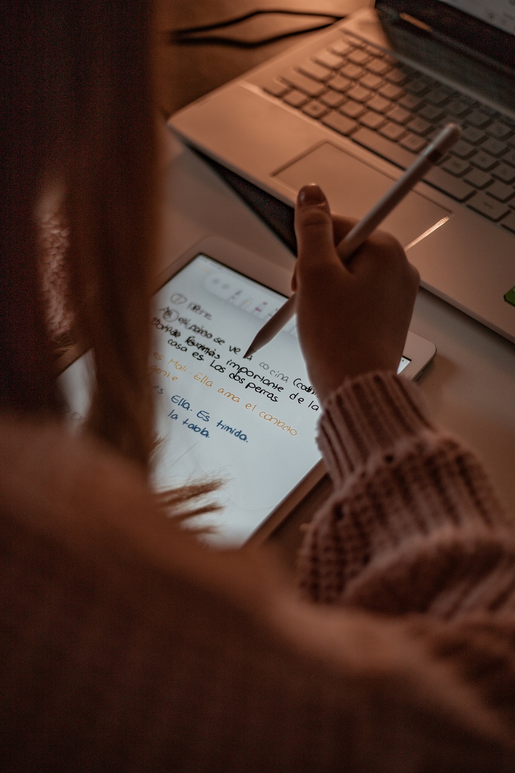 Image of a girl writing on her pad some notes. The post for DarwinEssayNet dedicated to writing a good statement of purpose.